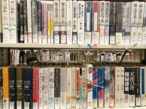 公共図書館の日本語図書コーナー