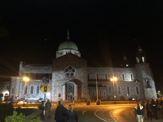 ゴールウェイ大聖堂(Galway Cathedral) 1965年建築で歴史の浅い大聖堂ですが、存在感はどっしり。