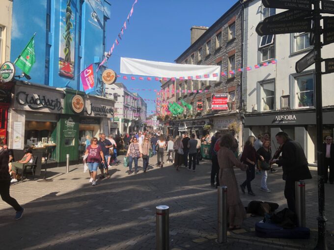 メインストリート(Shop Street) 歩行者天国でいつも賑やか、皆楽しそうにしている